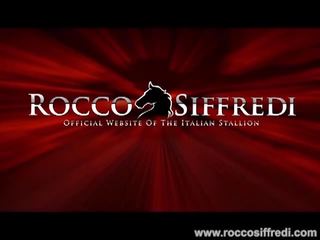 Rocco seks siffredi: ulakas brünett saab põrutasin poolt a mustanahaline täkk
