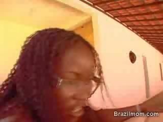 Braziliaans mam zuigen en neuken