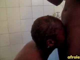 Calvo lesbica africano donna dà testa in doccia