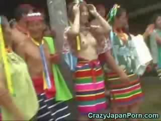 日本語 で a papuan 部族!