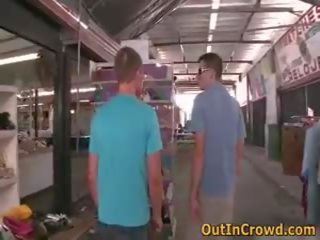 Jovens depilados público homossexual a foder em o flea mercado 2 por outincrowd
