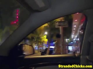 Busty cây mun hitchhiking với trắng con trai người lái xe
