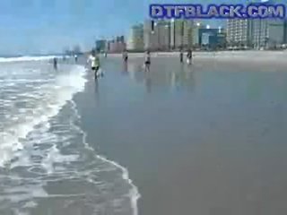 Openhartig non naakt tieners bij strand