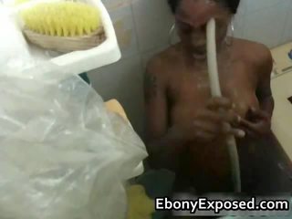 Κορίτσια λήψη ένα μπάνιο κρυμμένο σπέρμα
