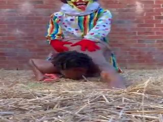Gibby la clown baise noire en une grange