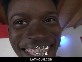 Ung svart amatör rakt adolescent med tandställning