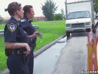 หญิง cops ดึง ทั่ว ดำ suspect และ ดูด ของเขา ทิ่ม