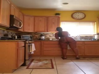 Soolo cherokee suur pepu koristamine köögis alasti