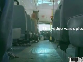 Asasin fucks o ras alb fund în o autobus