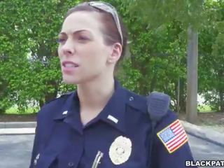 Vrouw cops trek over- zwart suspect en zuigen zijn prik