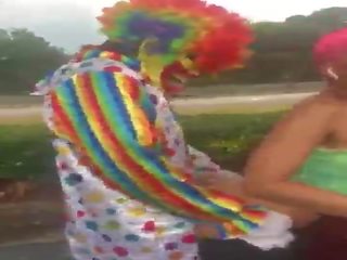 Gibby la clown baise jasamine banques extérieur en broad lumière du jour